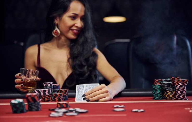 Dealer profesional di studio live casino sihoki88 membagikan kartu secara langsung kepada pemain